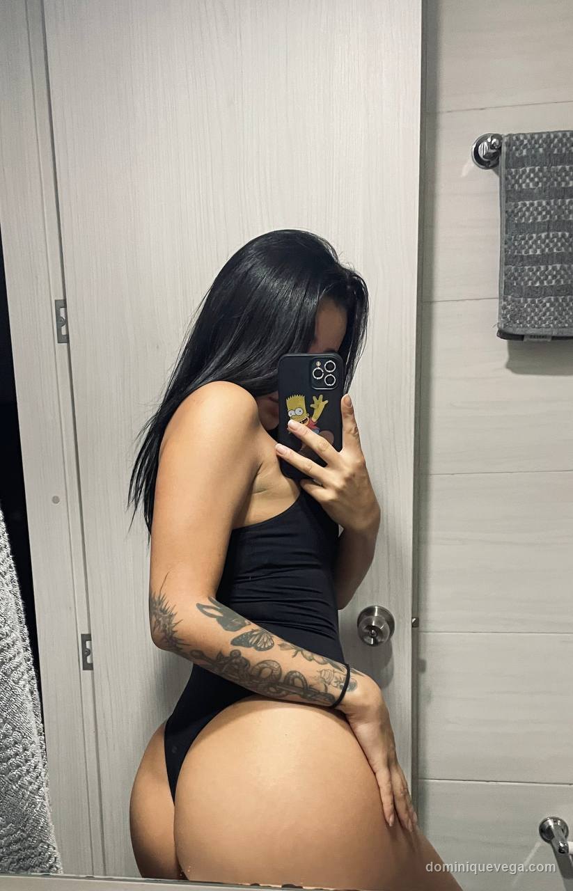 Dominique Vega lingerie cam girl italiana